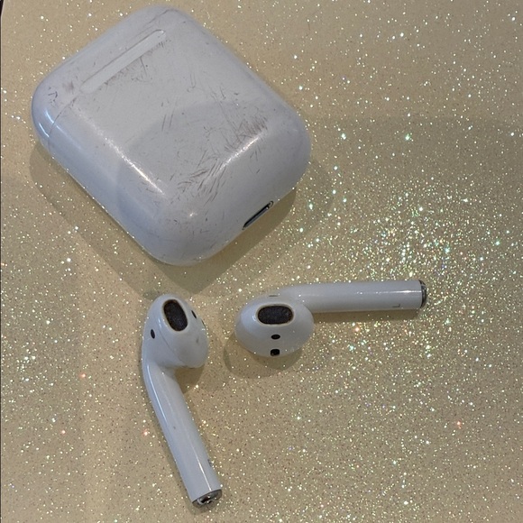 Apple Wireless Earbuds with Charging Case - White - Picture 4 of 4